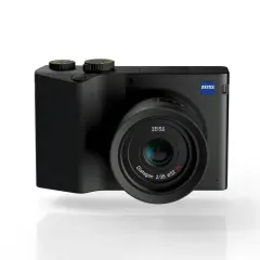 Svart kompaktkamera med ZEISS-logotyp och Distagon-objektiv. En stilren ZEISS ZX1 redo för att fånga dina ögonblick.
