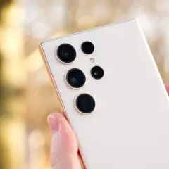 En vit Samsung-telefon med en imponerande kamerauppsättning, redo att fånga dina bästa ögonblick.