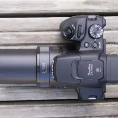 Svart Canon PowerShot SX70 HS kamera med 65x zoom, redo för ett test.