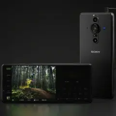 Sony Xperia Pro-I med en cyklist i luften på skärmen. Telefonen har en professionell kamerauppsättning.