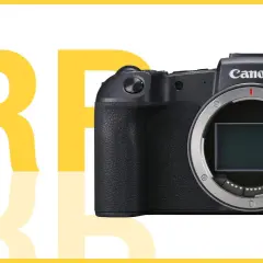 Svart Canon EOS RP-kamera med stor gul text "RP" i bakgrunden.