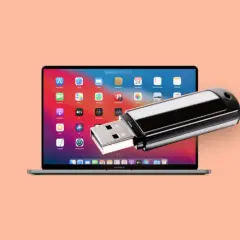 En MacBook Pro med en USB-sticka som sticker ut från skärmen, perfekt för att spara bilder på usb-minne.
