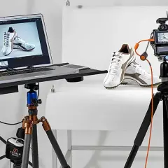 Professionell fotostudio med skor, laptop och kamera. Tethering svenska ger direkt feedback på bilden.