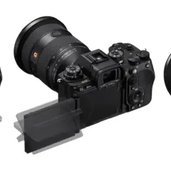 Sony a9 III-kameran tre olika vinklar visar den vinklingsbara skärmen och objektivet.
