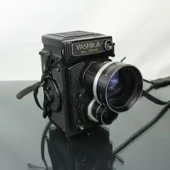 Yashica Mat 124 G med vidvinkelobjektiv. En klassisk mellanformatskamera redo för nya äventyr.