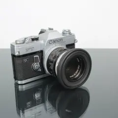 Silver Canon F-1 kamera med objektiv. En klassiker för den kräsne fotografen.