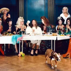 Elisabeth Ohlson Wallin bilder: En modern tolkning av Nattvarden med dragartister och en hund.