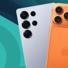 Två moderna telefoner, en ljusgrå med flera kameralinser och en orange med Apple-logga, visar upp sig som bra kameramobiler.