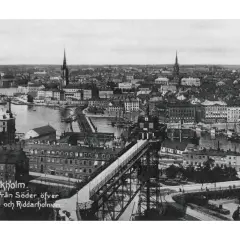 Gamla stockholmsbilder: vy över Södermalm, Riddarholmen och Stadsholmen med broar och fartyg.