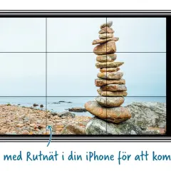 En liggande bild på en iPhone visar en stenhög vid havet. Rutnätet på skärmen hjälper till att komponera bilden.