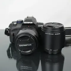 Olympus E-420 med objektiv och motljusskydd. En klassisk kamera redo för nya äventyr.