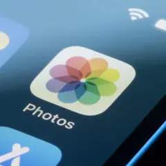iPhone-skärm med "Photos"-ikonen, perfekt för att redigera bilder.