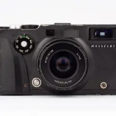 En sliten men ikonisk Hasselblad XPan-kamera med vidvinkelobjektiv. Den har sett bättre dagar men är redo för nya äventyr.