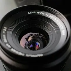 Närbild på ett Pentax Spotmatic objektiv, "Lens Made in Japan" syns tydligt.