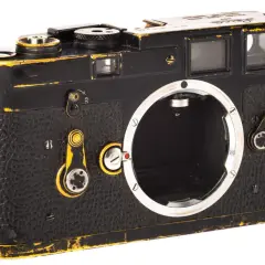 En sliten Leica M3 med guldfärgade detaljer som skvallrar om många fotograferade ögonblick.