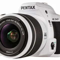 Vit Pentax K-50 med objektivet SMC Pentax-DAL 18-55mm. Perfekt för att fånga dina minnen.