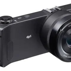 Svart kompaktkamera, sigma dp1, med en vidvinkeloptik och tydliga reglage.