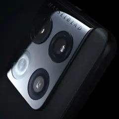 Närbild på OnePlus 10 Pro kameramodul med Hasselblad-logotyp. En detaljerad oneplus 10 pro test visar dess avancerade fototeknik.