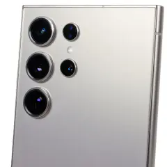 Närbild på baksidan av en silverfärgad telefon med flera kameralinser, en del av samsung s21 kamera-systemet.