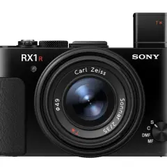 Svart kompaktkamera Sony RX1R med Carl Zeiss Sonnar-objektiv. Perfekt för att fånga ögonblick med hög kvalitet.