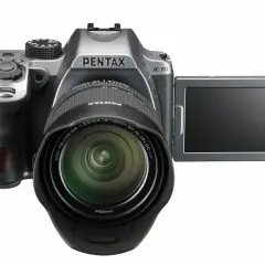 En Pentax K70 systemkamera med objektivet 18-135mm och en vinklingsbar skärm.