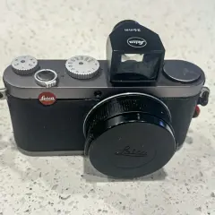En Leica X1 kamera med objektivlock och extern sökare. En klassisk kamera redo för nya fotoupplevelser.
