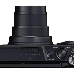 Svart Canon PowerShot SX740 HS kamera med zoomobjektiv och kontrollhjul. Perfekt för att fånga dina äventyr i 4K.
