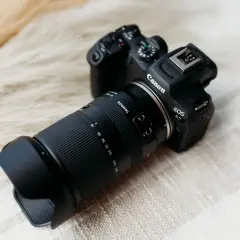 Canon EOS R7 med ett Tamron 18-300mm objektiv. VC står för Vibration Compensation, en funktion som hjälper till att stabilisera bilden.