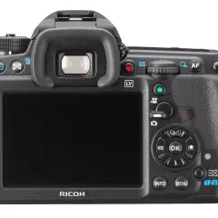 Baksidan på en Pentax K3 systemkamera med stor skärm och knappar för inställningar.