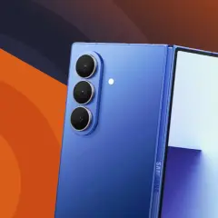 Blå vikbar Samsung S22 med tre kameror. Test av ny teknik.