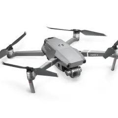 Grå drönare, en DJI Mavic 2 Pro, med utfällda propellrar och Hasselblad-kamera, redo att lyfta.