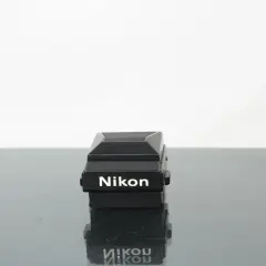 Svart Nikon F3 tillbehör, en klassiker för fotografer.