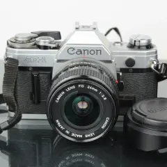 En klassisk Canon AE-1 med ett Canon FD 24mm 1:2.8 objektiv. Perfekt för att fånga minnen.