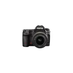 Svart Pentax K7 systemkamera med objektiv.