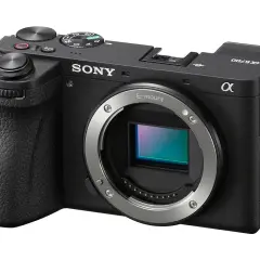 Svart systemkamera, Sony a6700, med E-mount.