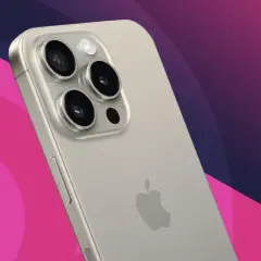 En närbild av en silverfärgad iPhone med tre kameror. Den har en elegant design, perfekt för att ta fantastiska bilder med iPhone SE-kameran.