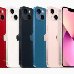 Fem iPhones i olika färger, inklusive röd, vit, mörkblå, blå och rosa. Den främre kameran på iPhone 13 är framträdande.
