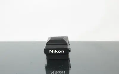 Svart Nikon F3 tillbehör, en klassiker för fotografer.