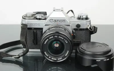 En klassisk Canon AE-1 med ett Canon FD 24mm 1:2.8 objektiv. Perfekt för att fånga minnen.