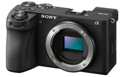 Svart systemkamera, Sony a6700, med E-mount.