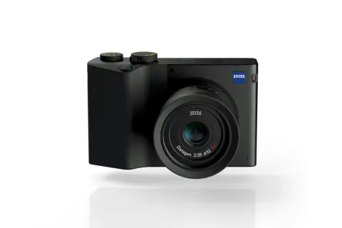 Svart kompaktkamera med ZEISS-logotyp och Distagon-objektiv. En stilren ZEISS ZX1 redo för att fånga dina ögonblick.