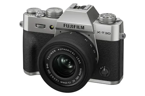 Silver Fujifilm X-T30 med objektiv. Perfekt för att fånga dina minnen med stil.