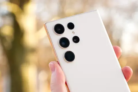 En vit Samsung-telefon med en imponerande kamerauppsättning, redo att fånga dina bästa ögonblick.