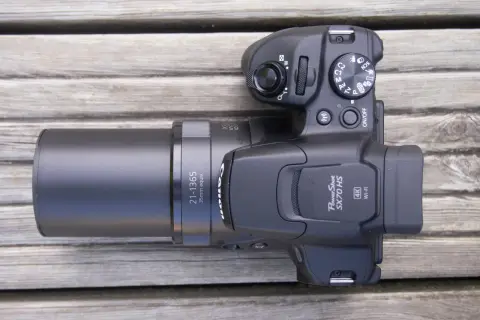 Svart Canon PowerShot SX70 HS kamera med 65x zoom, redo för ett test.