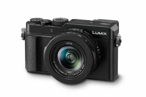 Svart Panasonic LX100 med Leica-objektiv. En kompaktkamera redo för alla dina fotograferingsbehov.