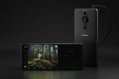 Sony Xperia Pro-I med en cyklist i luften på skärmen. Telefonen har en professionell kamerauppsättning.