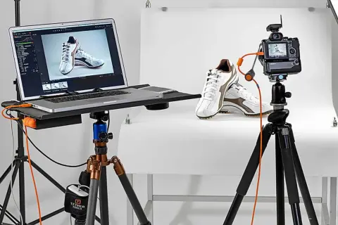 Professionell fotostudio med skor, laptop och kamera. Tethering svenska ger direkt feedback på bilden.