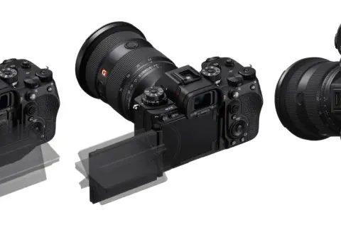 Sony a9 III-kameran tre olika vinklar visar den vinklingsbara skärmen och objektivet.