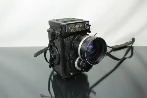 Yashica Mat 124 G med vidvinkelobjektiv. En klassisk mellanformatskamera redo för nya äventyr.