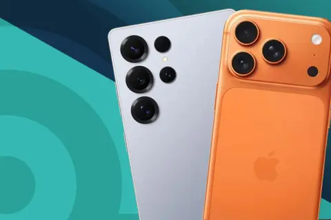 Två moderna telefoner, en ljusgrå med flera kameralinser och en orange med Apple-logga, visar upp sig som bra kameramobiler.